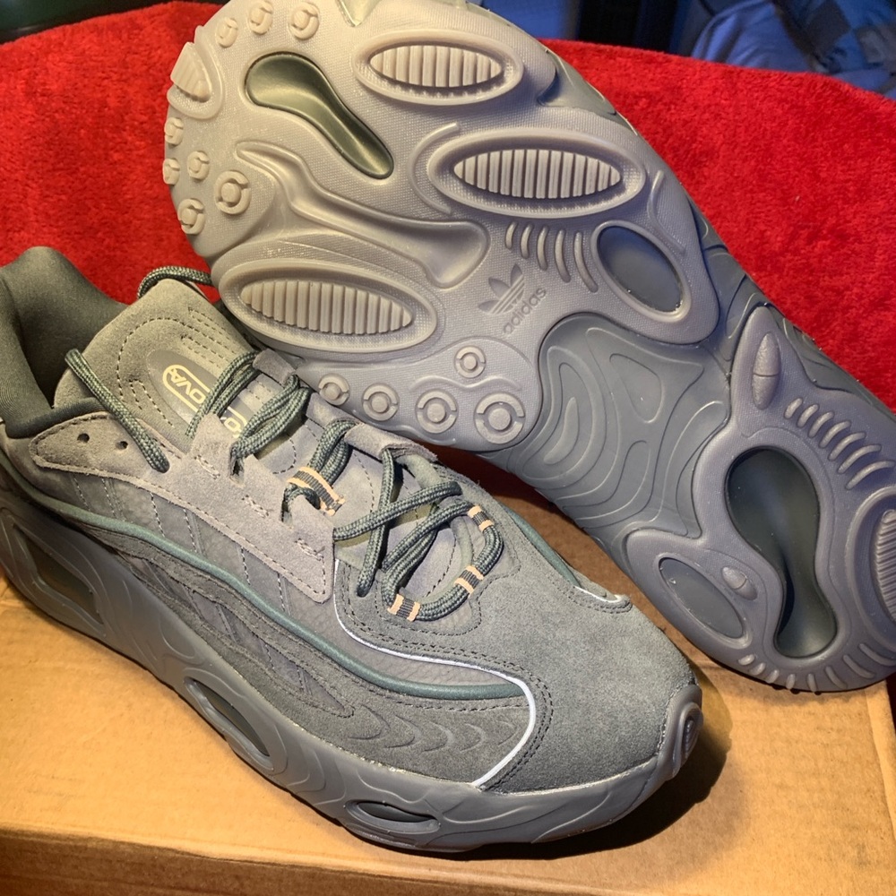 Adidas Oznova mens size 10.5